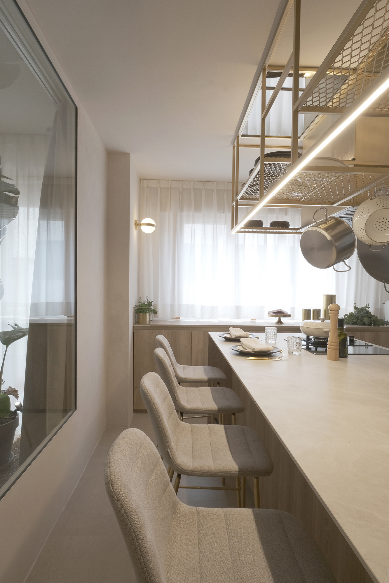 BiCubic - REFORMA- VIVIENDA- PISO- 90M2 -BICUBIC- COCINA- ESTANTERIA-TABURETES