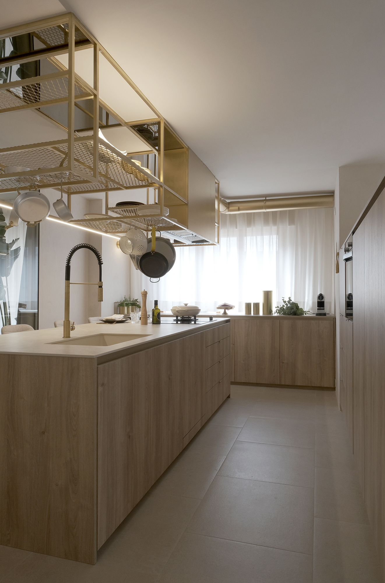 BiCubic - REFORMA- VIVIENDA- PISO- 90M2 -BICUBIC- COCINA- ESTANTERIA-ORO