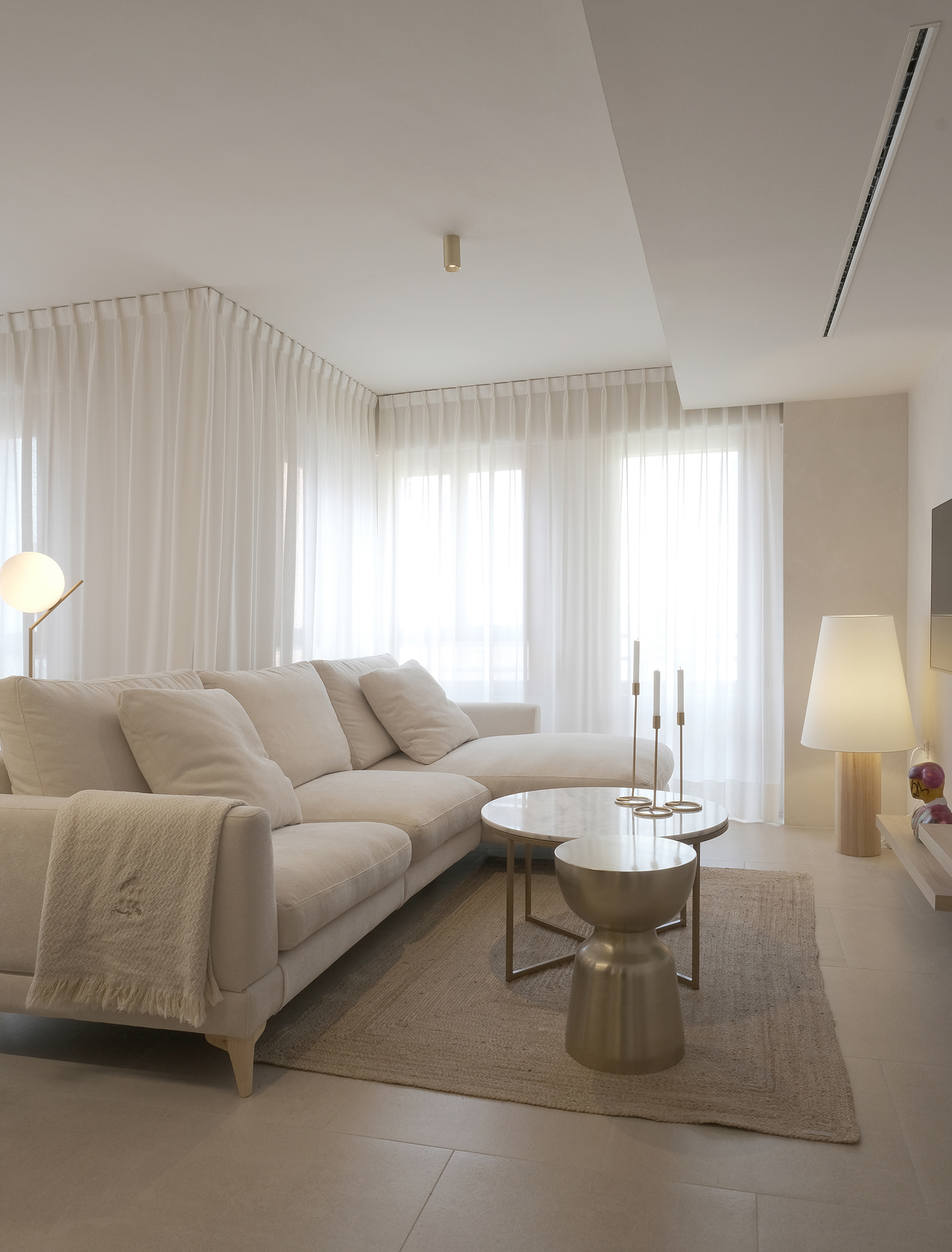 BiCubic - REFORMA- VIVIENDA- PISO- 90M2 -BICUBIC- SALON-SOFA-LAMPARA-CORTINAS