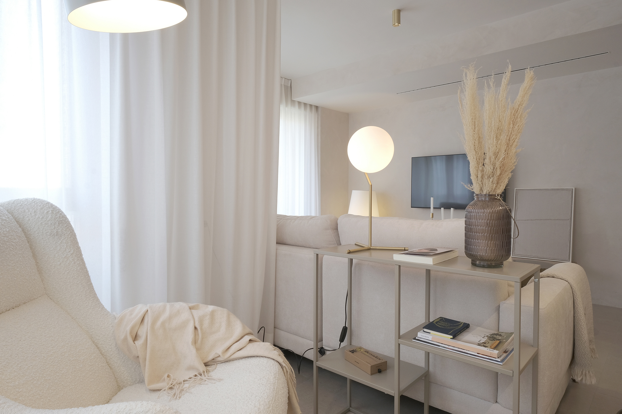 BiCubic - REFORMA- VIVIENDA- PISO- 90M2 -BICUBIC- SALON-SOFA-LAMPARA