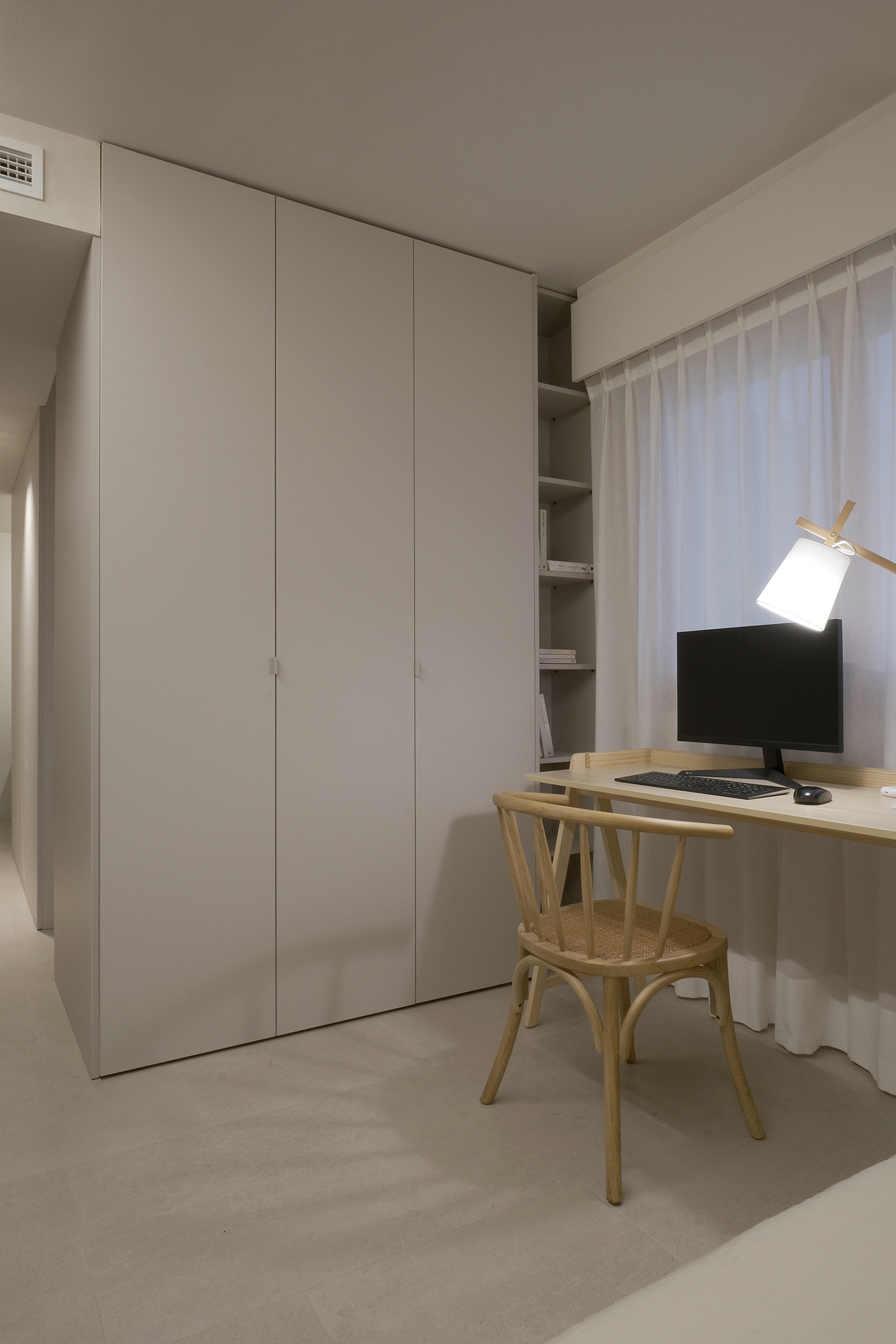 BiCubic - REFORMA- VIVIENDA- PISO- 90M2 -BICUBIC- DORMITORIO- DETALLE-SILLA-ESCRITORIO