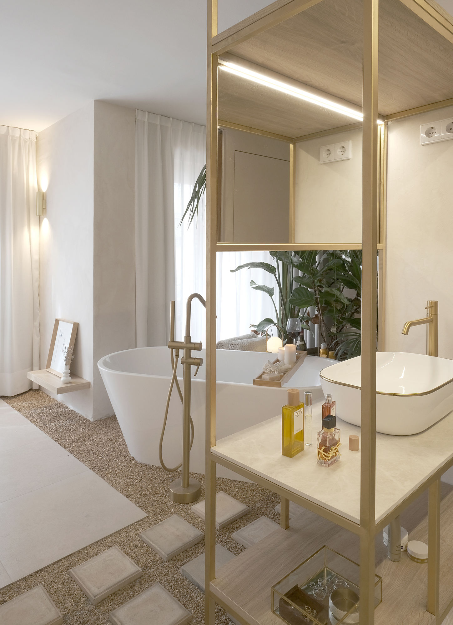 BiCubic - REFORMA- VIVIENDA- PISO- 90M2 -BICUBIC- BANO-BANERA-CAMA-CORTINA-GRIFO